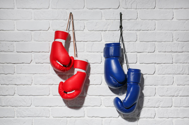 Gants de boxe suspendus au mur de briques
 - Photo, image