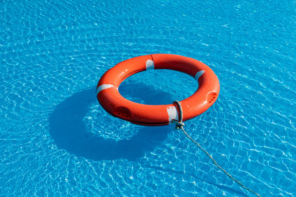 Värikäs kelluu uima-altaalla
   - Valokuva, kuva