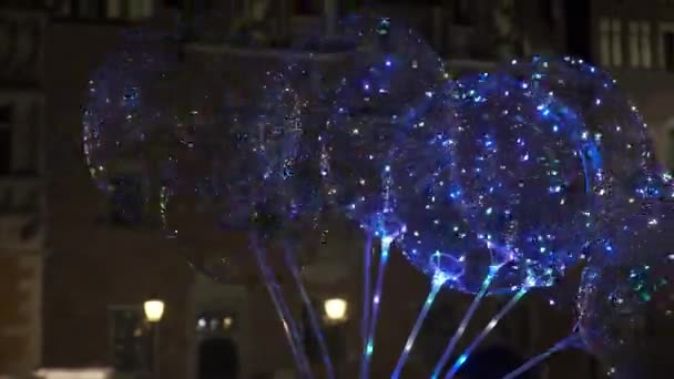 Palloncini con luci LED colorate sono venduti sulla strada notturna del centro storico turistico della città
. - Filmati, video