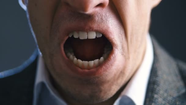 Zbliżenie do wściekłego, wkurzonego szefa krzyczącego do kamery. Biznesmen agresywnie krzyczy doświadczając stresu w pracy. - Materiał filmowy, wideo