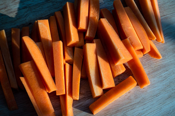 Primer plano de zanahorias orgánicas frescas en rodajas sobre la mesa
. - Foto, imagen