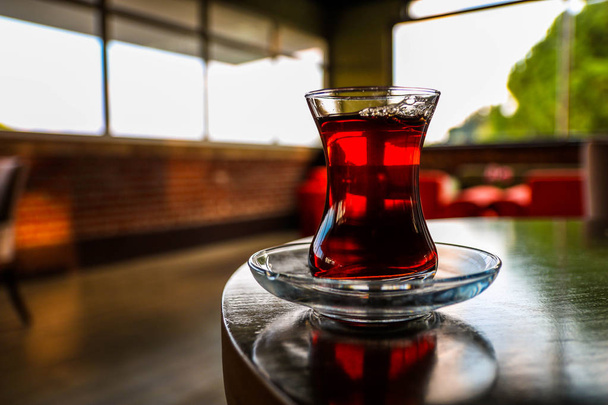 Glas thee op tafel, Turkse traditionele warme drank. - Foto, afbeelding