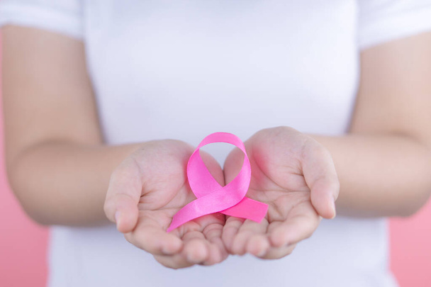 Gezondheidszorg, geneeskunde en breast cancer awareness concept. Closeu - Foto, afbeelding