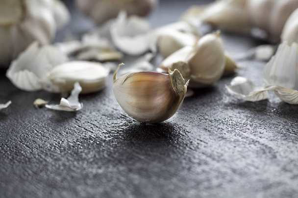 Garlic on wooden background black. - Image - Foto, afbeelding