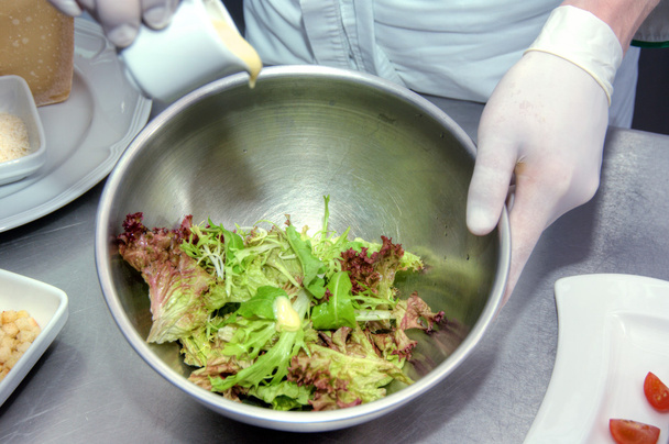 Zubereitung von Salat - Foto, Bild