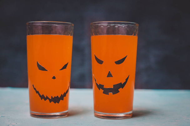 ποτήρια με τρομαχτικές κολοκύθες και μπισκότα για το Halloween - Φωτογραφία, εικόνα