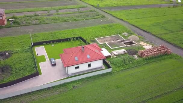 Letecký pohled na soukromý dům a dvůr s plotem kolem. - Záběry, video
