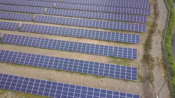 太陽光発電所の空中ビュー。クリーンな生態エネルギーを生産するための電気パネル. - 映像、動画