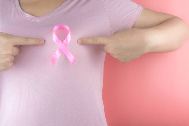 Gezondheidszorg, geneeskunde en breast cancer awareness concept. Closeu - Foto, afbeelding