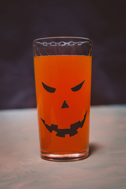 copos com abóboras assustadoras e biscoitos para o Halloween
 - Foto, Imagem