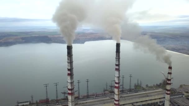 石炭発電所から灰色の煙と高煙突パイプの空中ビュー。化石燃料を用いた電気の生産. - 映像、動画