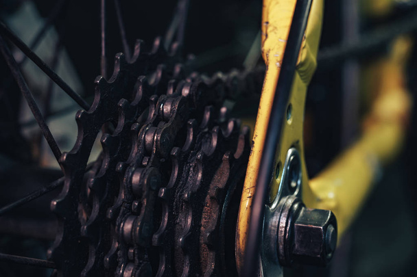 Cierre las piezas de la bicicleta sobre un fondo oscuro. Vista macro
. - Foto, Imagen