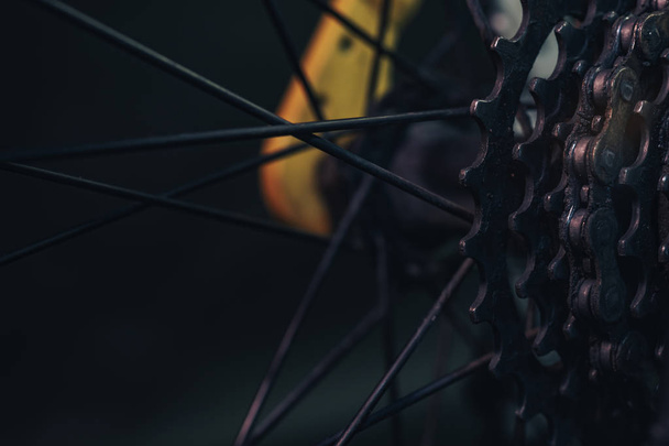 Nahaufnahme von Fahrradteilen auf dunklem Hintergrund. Makrosicht. - Foto, Bild