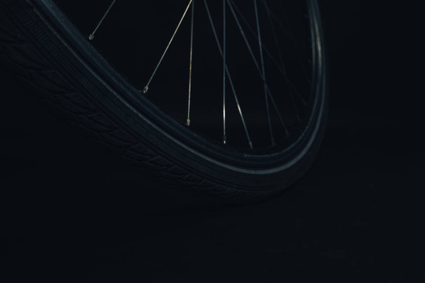 Feche as peças da bicicleta em um fundo escuro
.  - Foto, Imagem