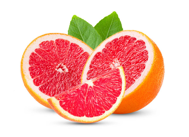 ροζ πορτοκαλί ή γκρέιπφρουτ με φέτα απομονωμένη σε λευκό φόντο  - Φωτογραφία, εικόνα
