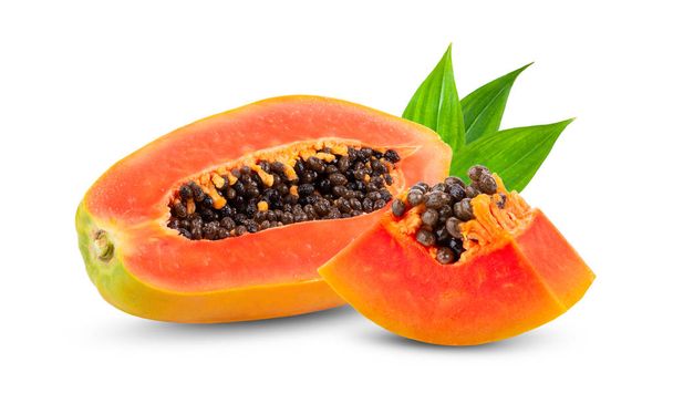 de helft van rijp papaya fruit met zaden geïsoleerd op witte achtergrond. volledige velddiepte - Foto, afbeelding