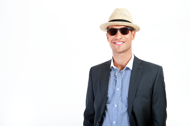 Retrato de un joven hombre de negocios guapo con gafas de sol
 - Foto, imagen