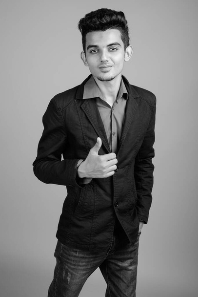 Portrait de jeune homme d'affaires indien en costume
 - Photo, image