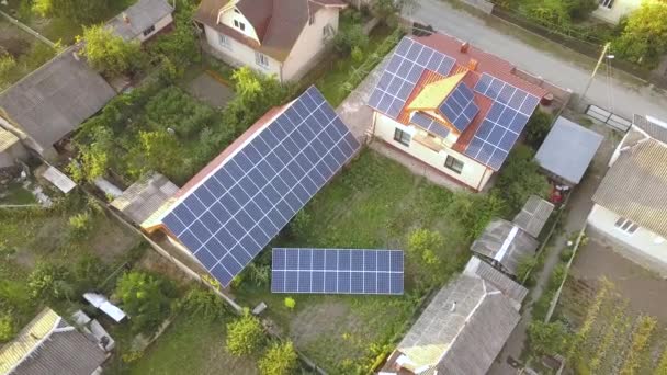 Luchtfoto van een particulier huis met zonnepanelen op het dak. Fotovoltaïsch systeem voor hernieuwbare energie in de bouw en op de grond. - Video
