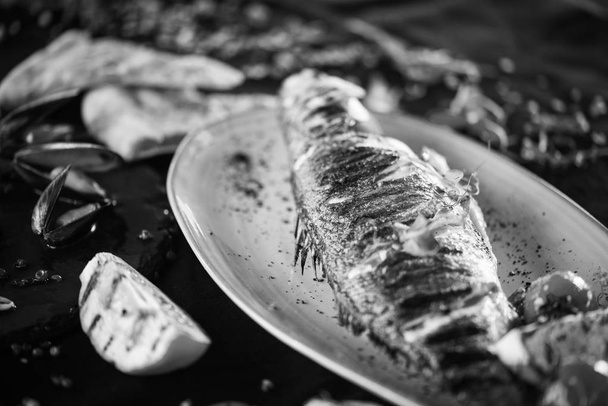 herkullinen grillattu kala sitruunalla, suolalla ja pippurilla
 - Valokuva, kuva
