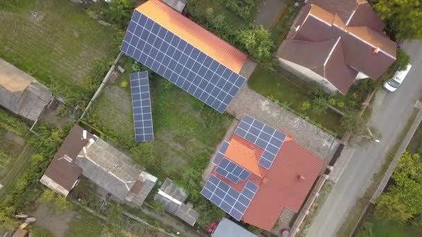 Widok z lotu ptaka prywatnego domu z panelami słonecznymi na dachu. System fotowoltaiczny dla energii odnawialnej w budynkach i na ziemi. - Materiał filmowy, wideo