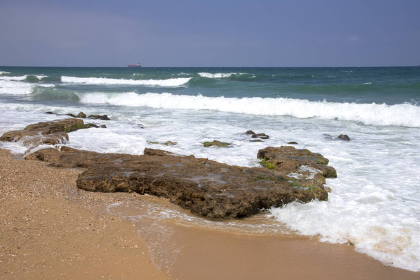 Fale morskie rozbijają się o formacje skalne na brzegu Parku Narodowego Ashkelon - Zdjęcie, obraz