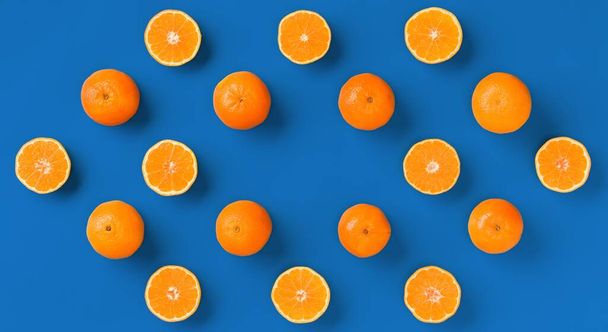Fruit pattern of fresh orange tangerine or mandarin on blue back - Foto, Imagem