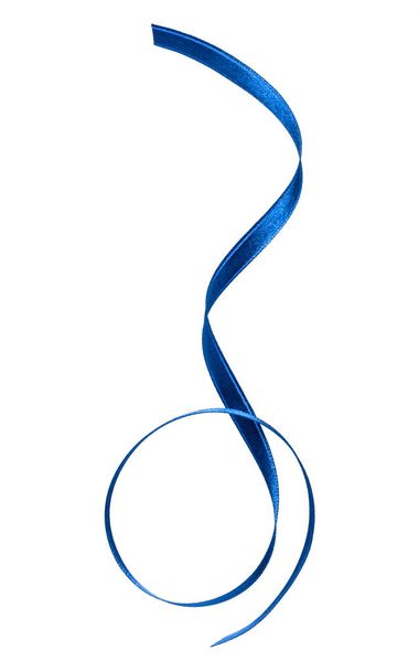 Kiiltävä satiininauha sinisellä värillä eristetty valkoisella taustalla cl
 - Valokuva, kuva