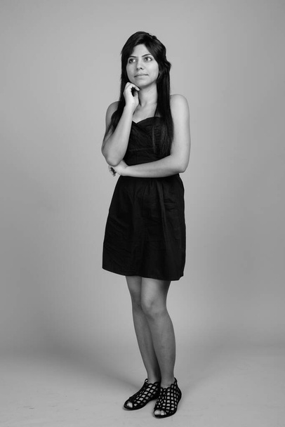 Retrato de una joven india en blanco y negro
 - Foto, imagen
