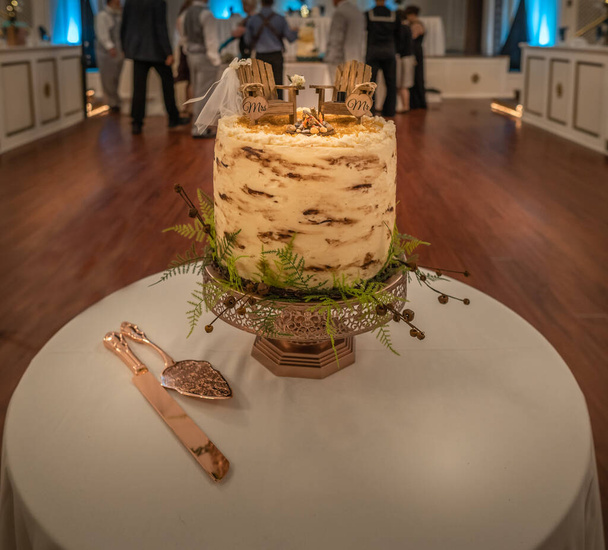 Rustykalny styl tort weselny tematyczne wokół kempingu - Zdjęcie, obraz