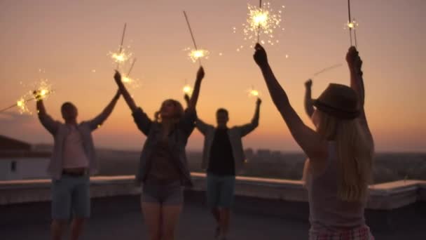 Fiatalok ünneplik a közeli barát piszkos születésnapját - Felvétel, videó