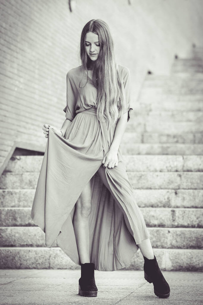 Retrato en blanco y negro de una joven posando en las escaleras
 - Foto, imagen