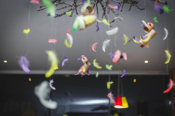 plumes multicolores suspendues sur des fils au plafond. Atmosphère pour enfants classes de leçon à l'école, à la maternelle ou au centre éducatif
. - Photo, image