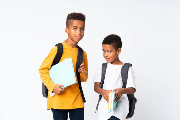 Dos chicos estudiantes afroamericanos sobre fondo blanco aislado
 - Foto, imagen