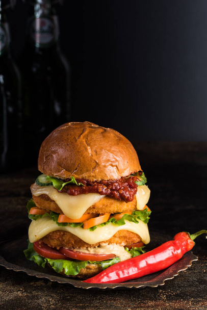 Hamburger dupla adag hússal, paradicsommal, salátával, hagymával - Fotó, kép