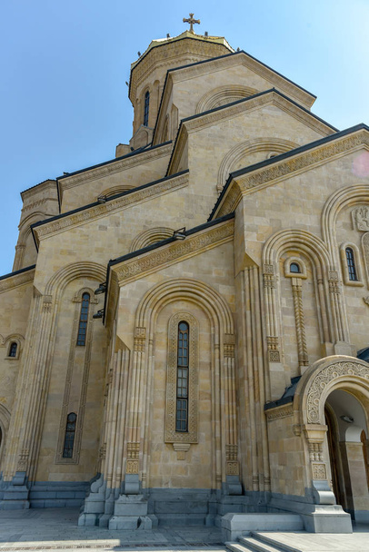 Kolem pohledu na katedrálu Nejsvětější Trojice v Tbilisi (Sameba) - Fotografie, Obrázek