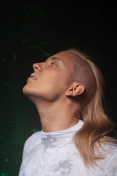 брит молодой блондин белый мужчина на темном фоне студии
 - Фото, изображение