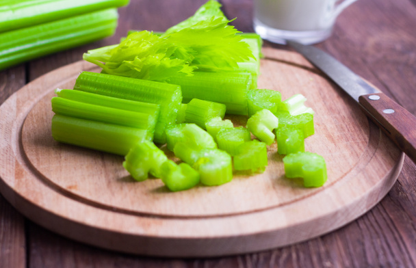 čerstvý šťavnatý celer, celer stonky zblízka na dřevěném pozadí - Fotografie, Obrázek