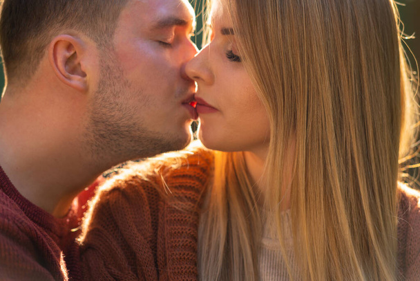 Jeune couple amoureux profitant d'un baiser tendre
 - Photo, image