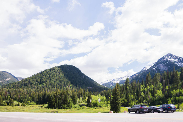 Carros estacionados em trailhead para explorar canyon de montanha
 - Foto, Imagem