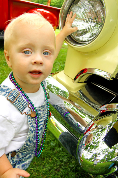 Bebê com carro clássico
 - Foto, Imagem