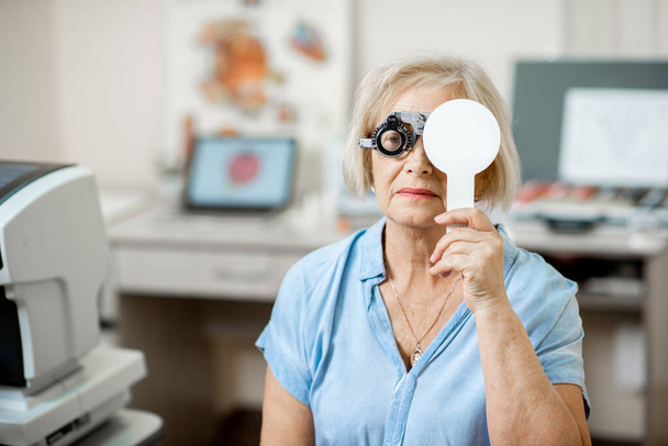 Oudere vrouw die zicht controleert - Foto, afbeelding