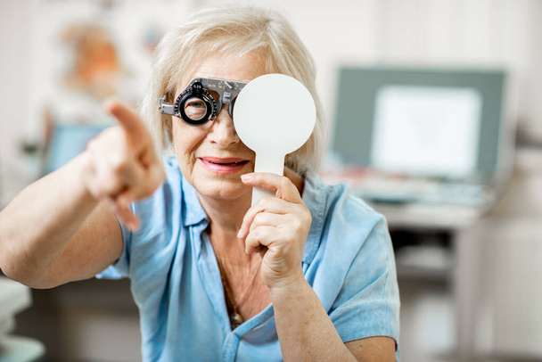 Donna anziana controllo visione
 - Foto, immagini