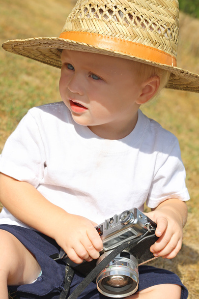 Niño con cámara vintage
 - Foto, imagen
