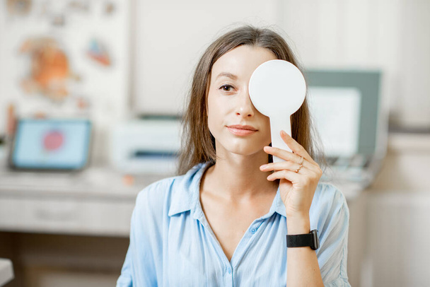 Young woman checking vision - Zdjęcie, obraz