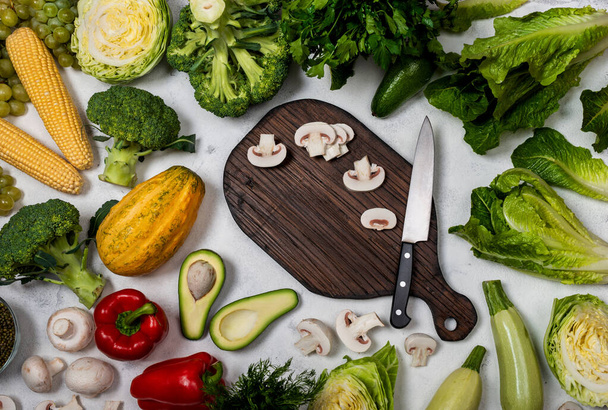 Zutaten zum Kochen gesunder vegetarischer Speisen auf hellem Hintergrund. Ernährungskonzept. Ansicht von oben. - Foto, Bild