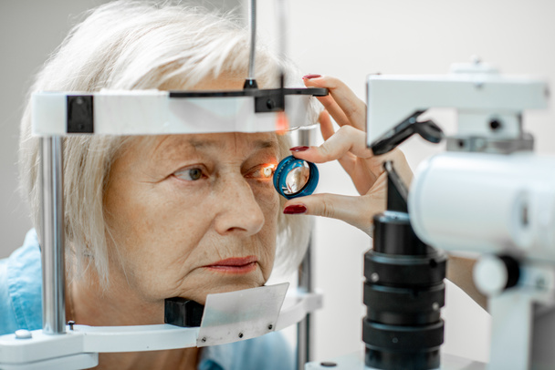 Ηλικιωμένη γυναίκα κατά τη διάρκεια ιατρικής οφθαλμολογικής εξέτασης - Φωτογραφία, εικόνα