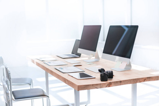 рабочий стол для творческой команды бизнеса в современном офисе
 - Фото, изображение