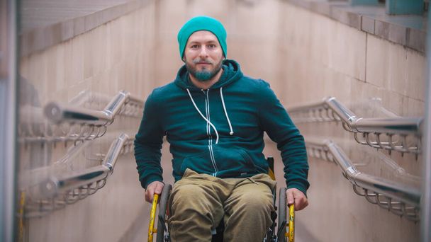 Homme handicapé souriant en fauteuil roulant au début de la rampe - Photo, image