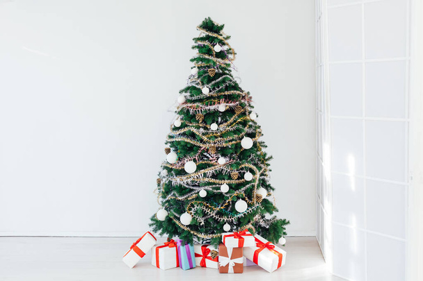 Χριστουγεννιάτικη διακόσμηση σπίτι Χριστουγεννιάτικο δέντρο νέο έτος παρουσιάζει διακοπές - Φωτογραφία, εικόνα